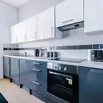 Stylish City Centre Apartment - Near Shops & Bars