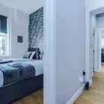 Stylish City Centre Apartment - Near Shops & Bars